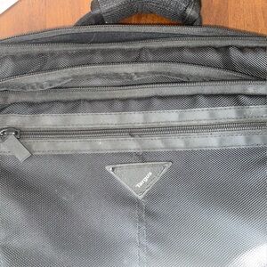Targus Black Laptop Bag 17” across with 27” carrying padded shoulder strap